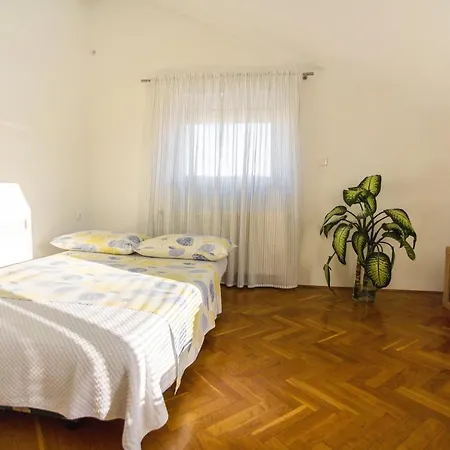 With A Swimming Pool - 5943