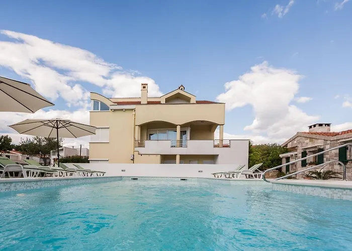 With A Swimming Pool - 5943 شقة