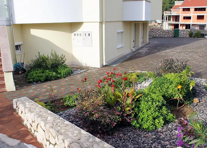 With A Swimming Pool - 5943
